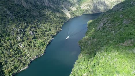 Vista-Aérea-De-Un-Barco-Cruzando-El-Río-Sil-En-La-Ribeira-Sacra-60fps