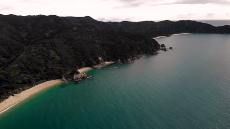 Hermoso-Paisaje-De-Anatakapau-Y-Anapai-Bay-Tiro-Aéreo-Hacia-Atrás