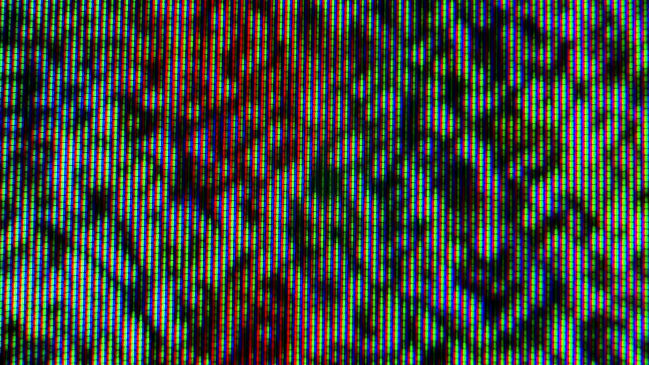 píxeles en la vieja pantalla de televisión analógica de trabajo de cerca. punto rojo, azul y verde crear la imagen en la pantalla. macro. de cerca