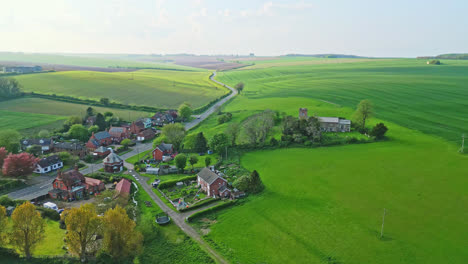 Die-Luftdrohnenszene-Zeigt-Burwell-Village,-Einst-Mittelalterliche-Marktstadt-–-Umliegende-Felder,-Alte-Häuser-Aus-Rotem-Backstein-Und-Die-Ungenutzte-Pfarrkirche-Saint-Michael-Auf-Den-Wold-Hills-Von-Lincolnshire