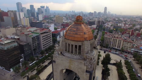 Vista-Aérea-Del-Monumento-A-La-Revolución-En-La-Ciudad-De-México-En-Una-Tarde-Soleada