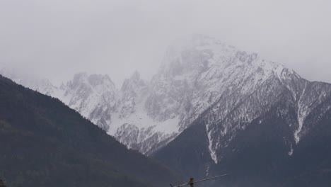 escena del paisaje invernal del pico de la montaña cubierto de nieve durante los inviernos extremos
