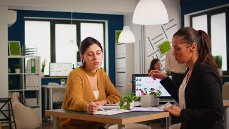 jóvenes socios empresariales se saludan antes de planificar un acuerdo de asociación