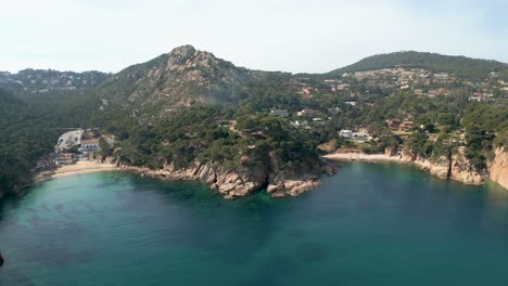 vuela sobre las aguas cristalinas de la playa de sa riera y una paradisiaca playa de color turquesa en la costa brava