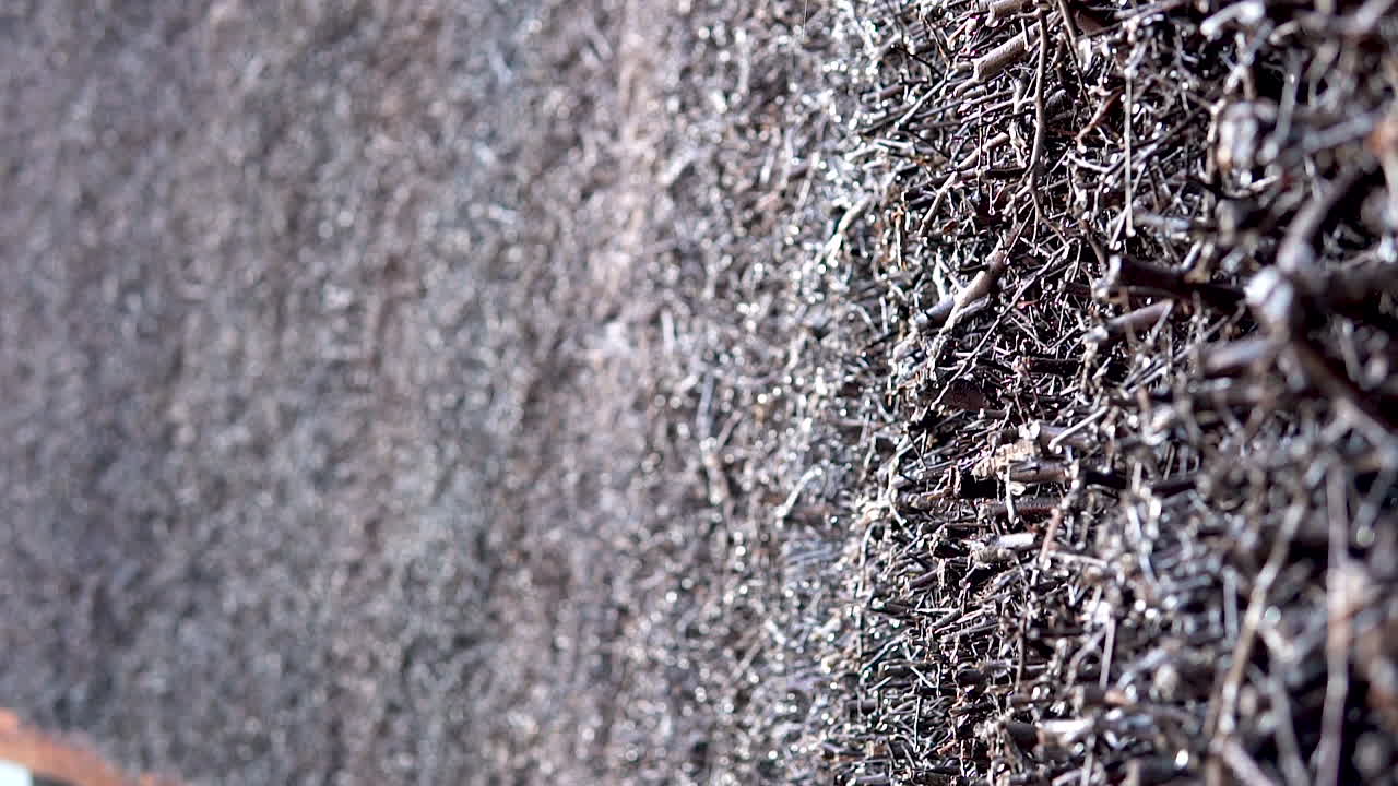 스파 지역의 졸업탑 아래로 떨어지는 짠 물의 클로즈업 샷