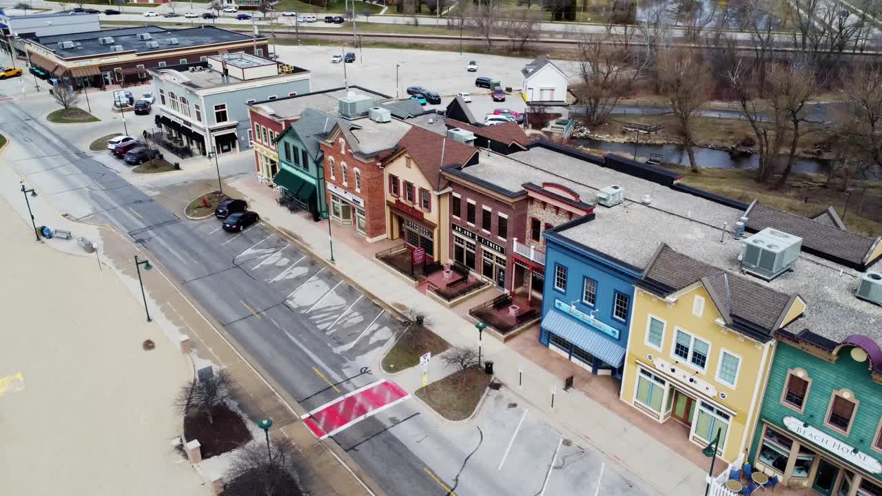 중서부의 작은 해변 마을의 다운타운의 플라이오버