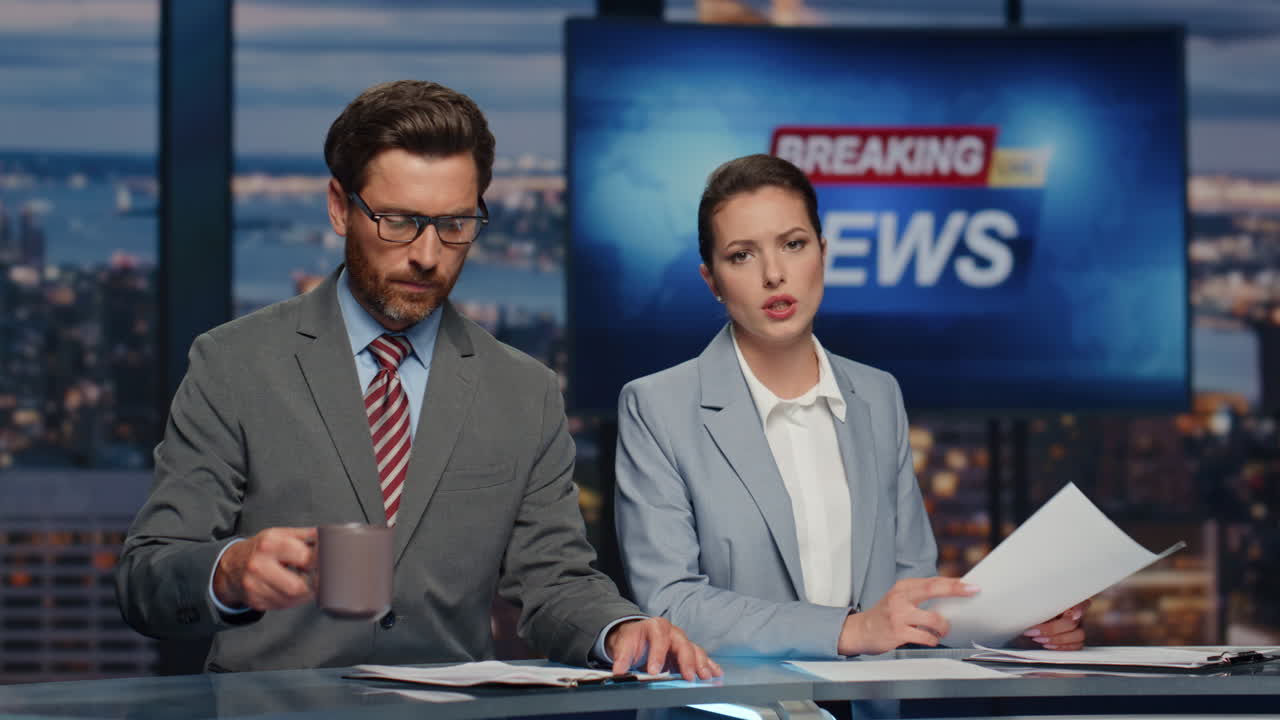 anfitriones confiados presentando las noticias de la noche de televisión de cerca. presentadores informando