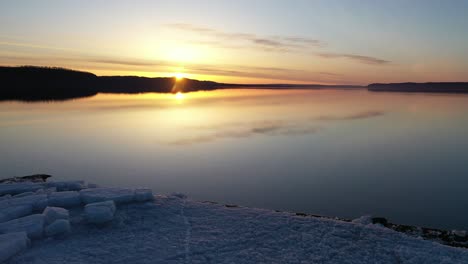 el amanecer sobre un río congelado