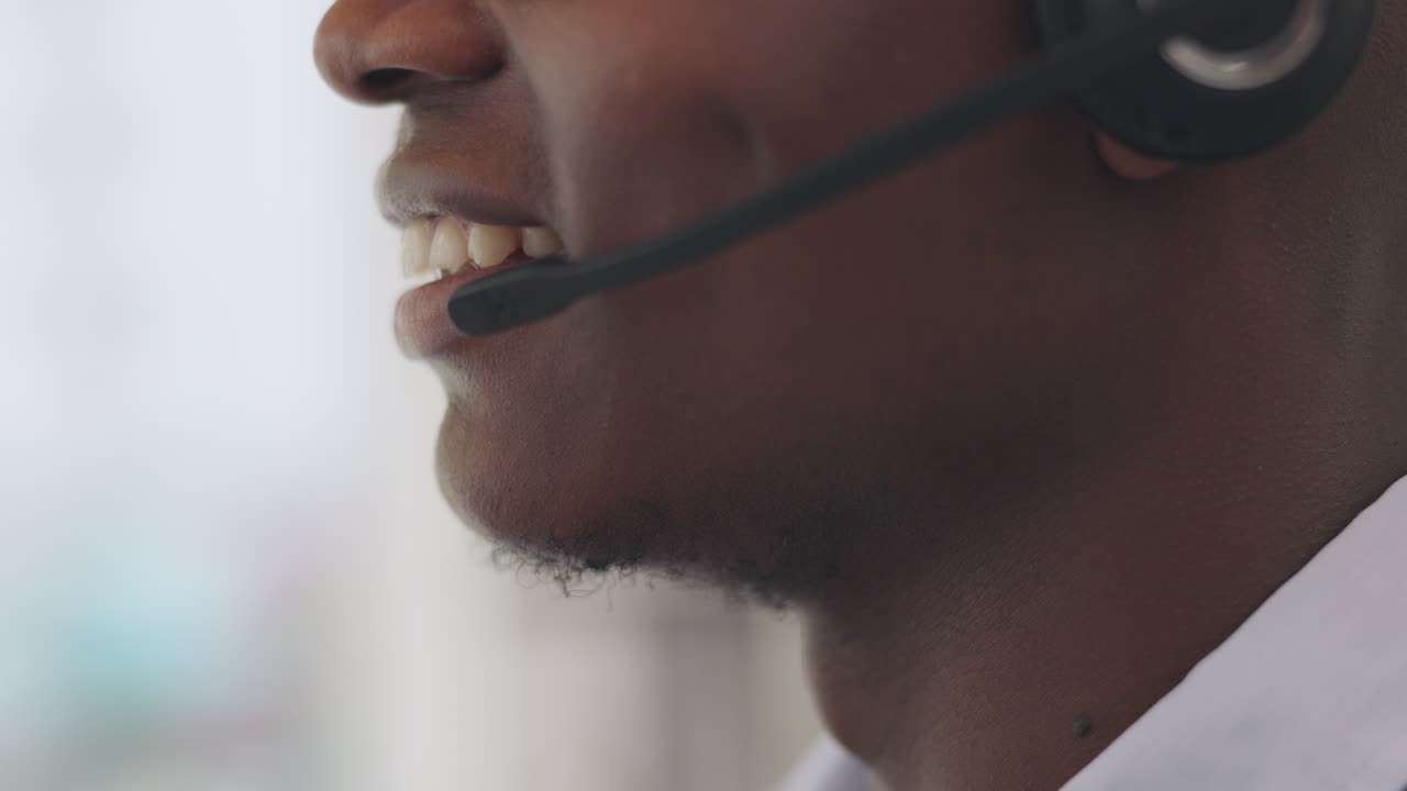 Volto, microfono e operatore di call center con uomo di colore