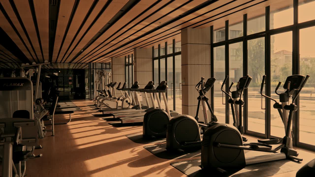 현대적인 체육관에서 피트니스 장비.
