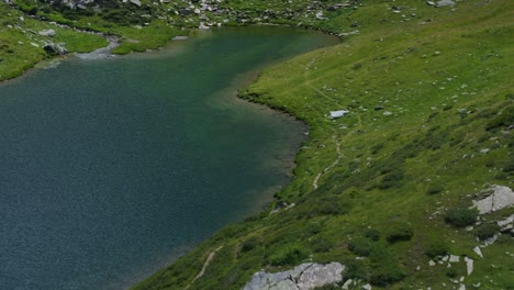 Volando-Sobre-El-Lago-Valmalenco-En-La-Región-Montañosa-De-Campagneda-De-Valtellina-En-El-Norte-De-Italia.