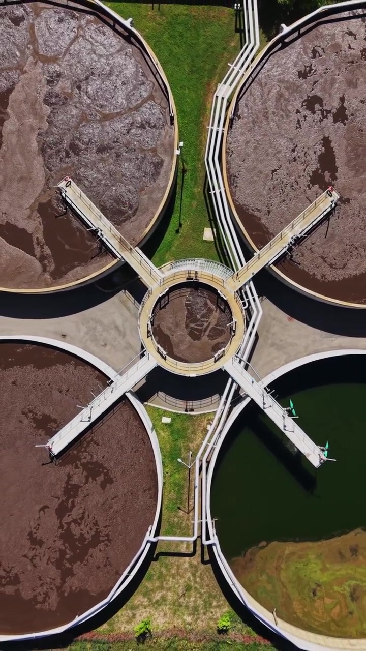 Planta de tratamiento de aguas residuales opera en la ciudad bajo cielos despejados
