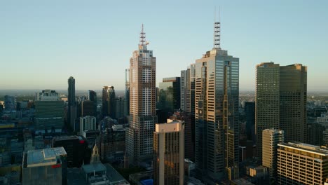 video aéreo del sol reflejándose en el horizonte en melbourne, victoria, australia