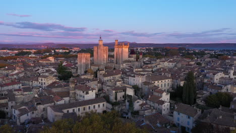 Erste-Sonnenstrahlen-Am-Frühen-Morgen-Uzès-Frankreich-Luftbild-Historisches-Dorf