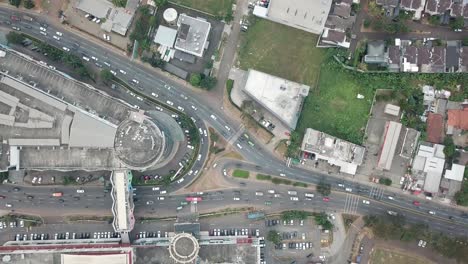 vista aérea de la intersección urbana con el tráfico y los edificios