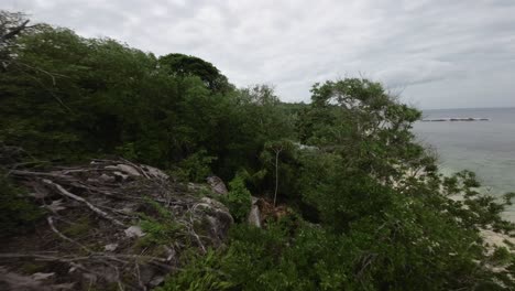 FPV-Aufnahmen-Von-Landschaften-Auf-Den-Seychellen,-Die-Natur,-Berge,-Meer,-Meer-Und-Massive-Granitfelsen-Am-Strand-Zeigen,-Gefilmt-In-4K-Mit-Viel-Bewegung