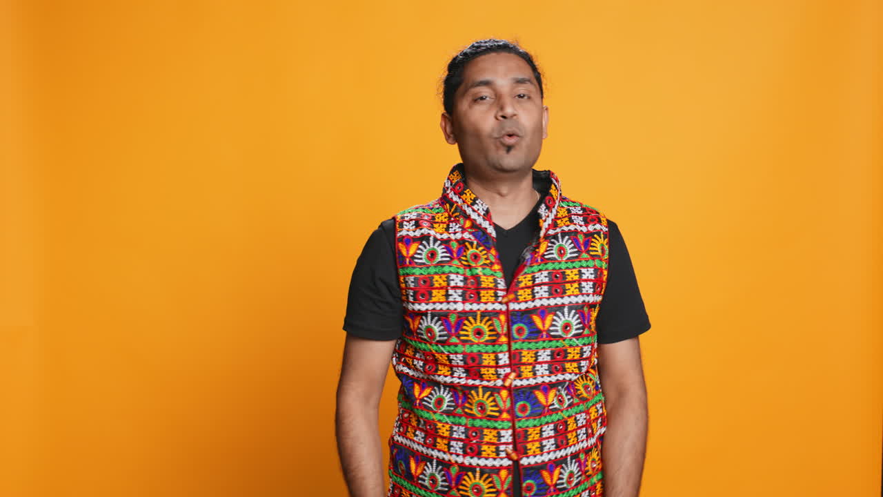 실망한 남자가 파산에 대해 친구에게 훈계하고, 스튜디오 배경