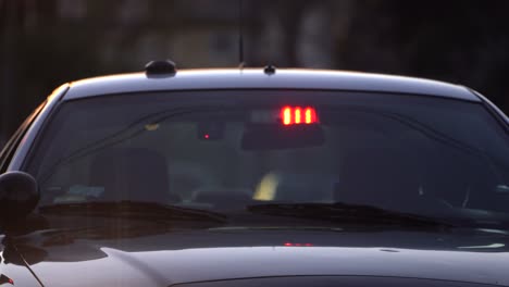 coche de policía con luces rojas y azules intermitentes