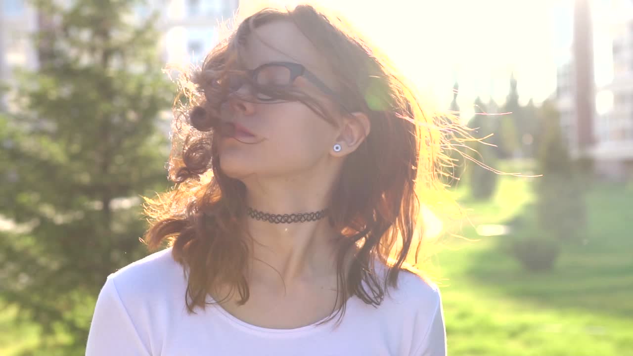 giovane donna in parco