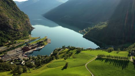 Aurlandsfjord-Stadt-Flam-Im-Morgengrauen.