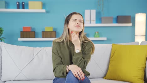 una chica joven con dolor de garganta.