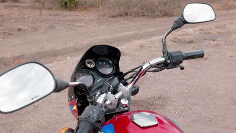 close-up shot van het stuur en het dashboard van een bajaj-motorfiets geïmporteerd in afrika