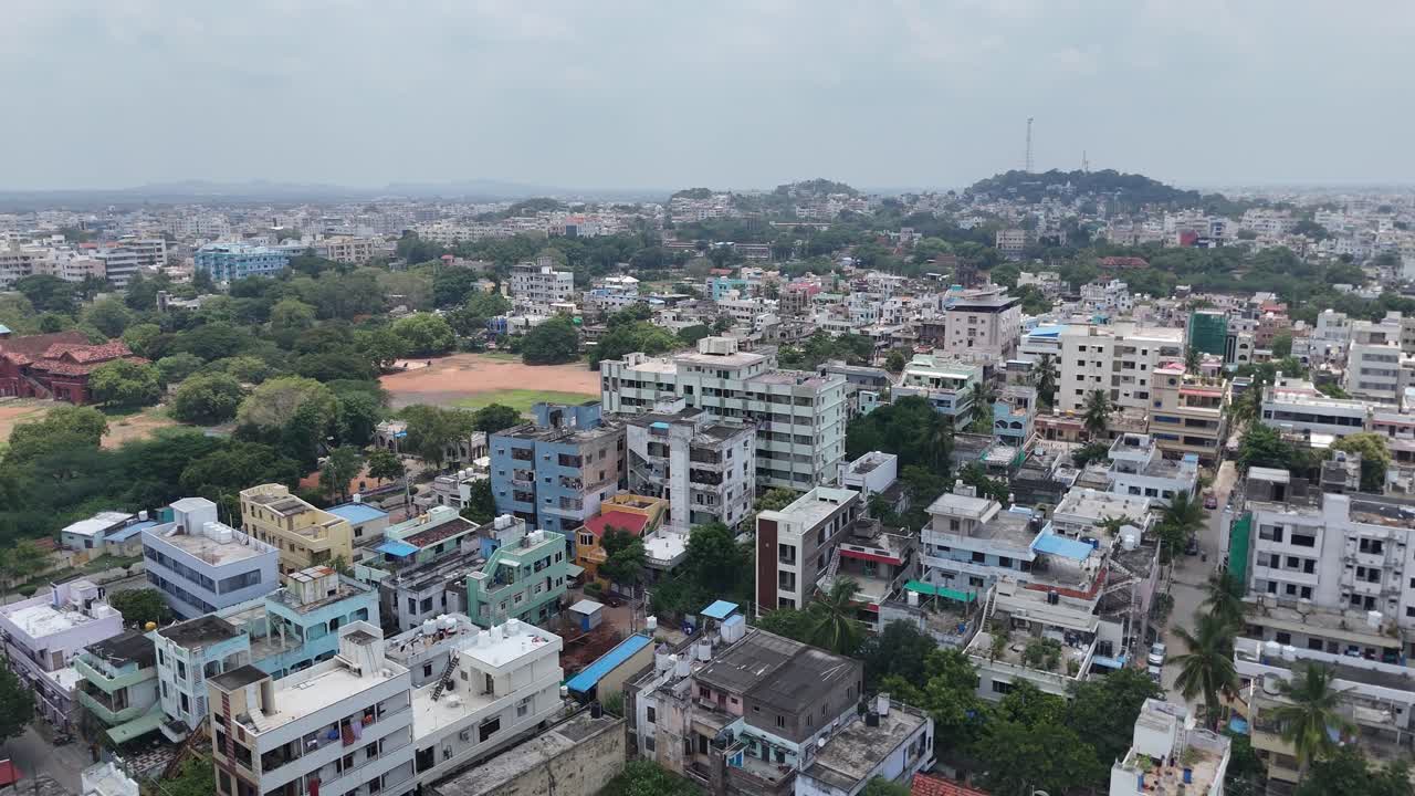 Filmato aereo cattura la vivace area urbana e residenziale di Vijayawada, una città fiorente nell'Andhra Pradesh, India.