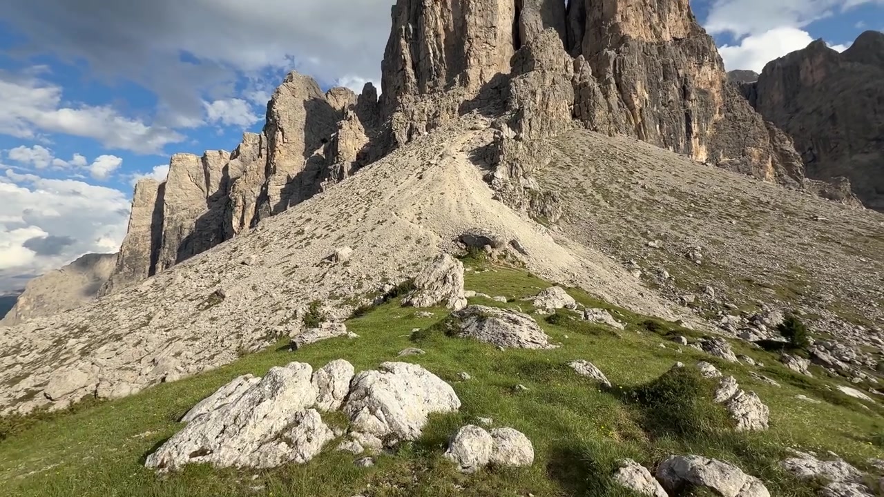 İtalya'nın Veneto sınırı yakınında, Güney Tirol'de bulunan Dolomitler'deki Passo Gardena'da engebeli Alp manzarasını çeken bir silüet - POV Çekimi.