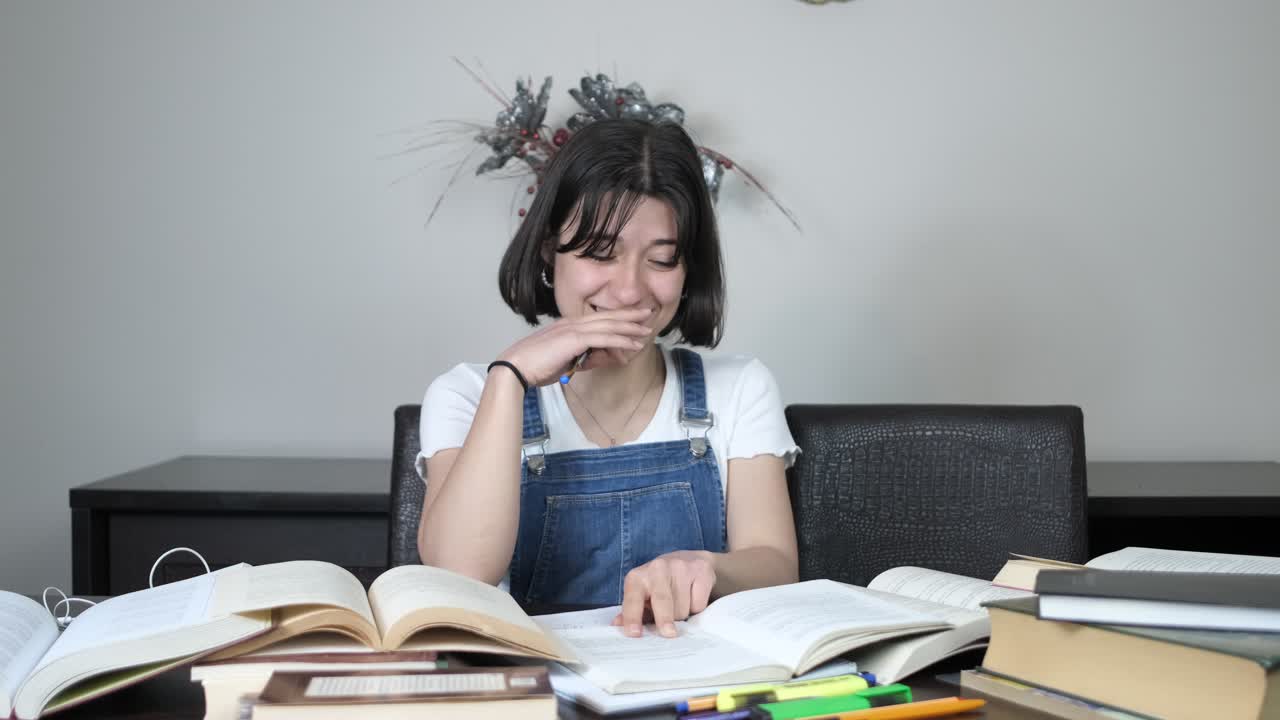 leyendo un libro gracioso