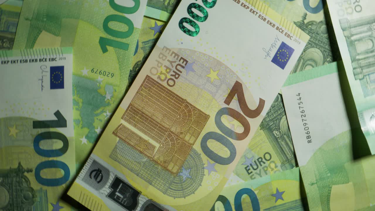 유로 지폐 (200 및 100)