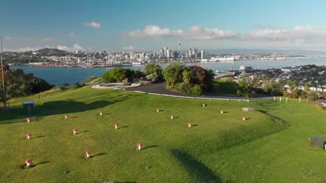 cámara lenta: toma aérea de hongos en la cima del monte victoria con el centro de auckland al fondo, nueva zelanda