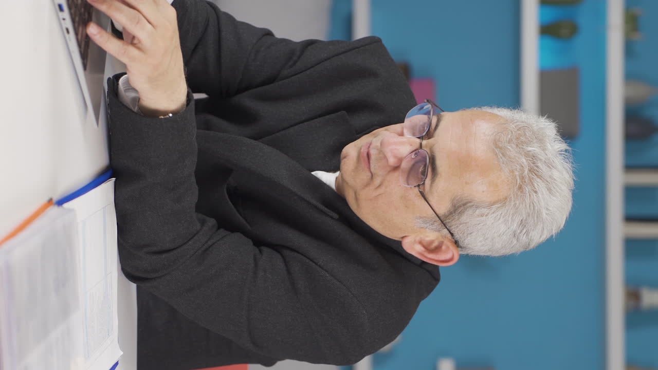 vídeo vertical de un trabajador de oficina en casa con frío, sintiendo frío.