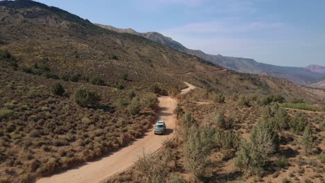 conduciendo a través del desierto en la ladera de la montaña de la gran escalera escalante, utah