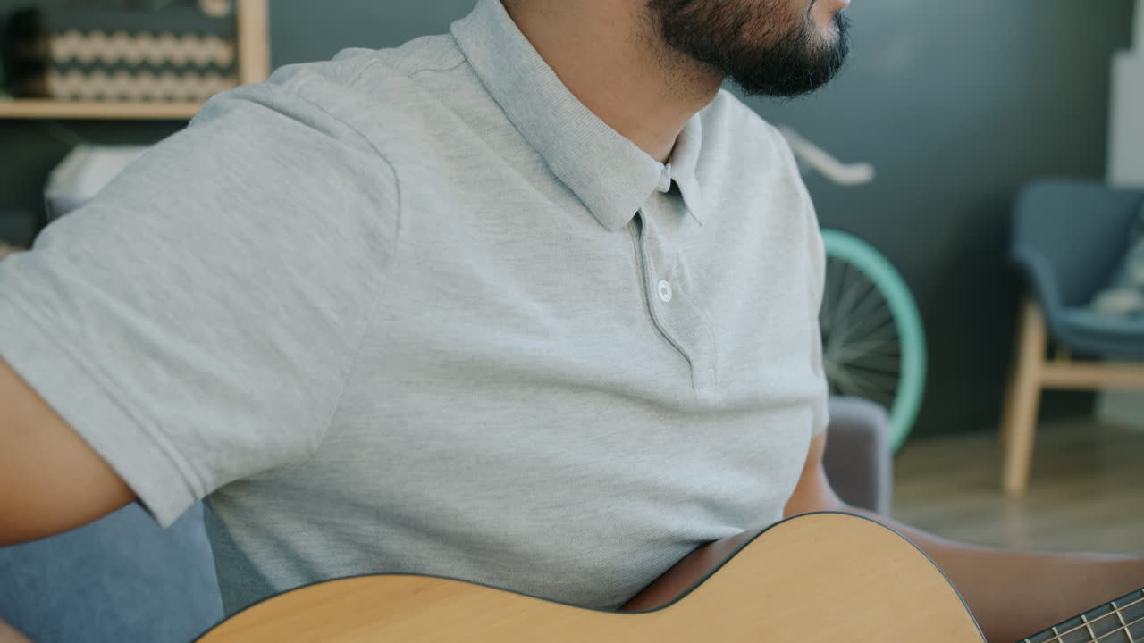 hombre tocando la guitarra acústica