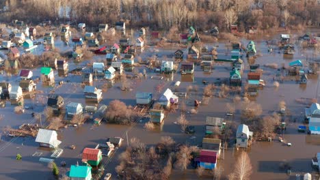 imágenes de drones - las consecuencias de la inundación en la ciudad. fuerza natural destructiva, pérdida de propiedad y detención de procesos económicos.