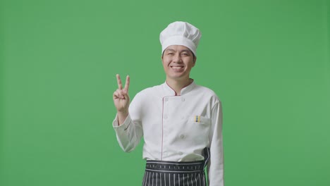 el chef da una señal de paz.
