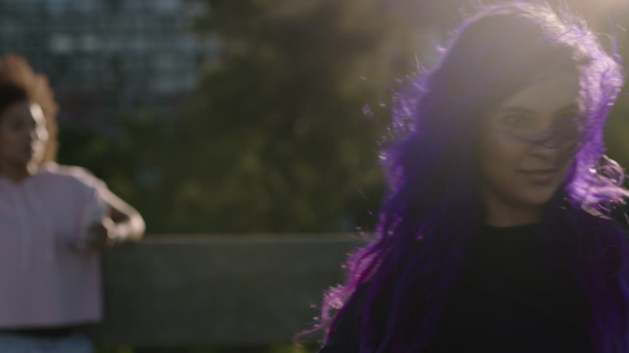 mujer bailarina joven bailarina de hip hop con cabello colorido realizando movimientos contemporáneos amigos viendo disfrutando de la danza freestyle urbana niñas multiétnicas relajándose practicando en la calle en la ciudad