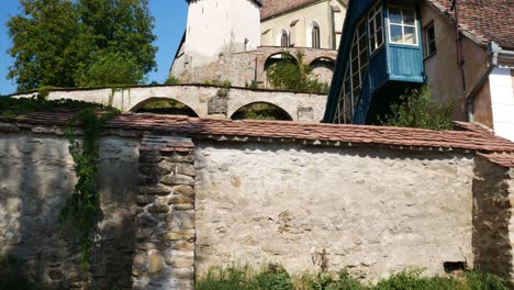 Toma-Inclinada-De-La-Iglesia-Fortificada-Sajona-En-Biertan,-Rumania,-En-Un-Día-De-Verano.