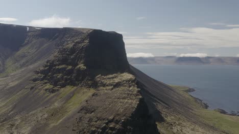 Im-Sommer-In-Den-Westlichen-Fjorden-Islands-über-Einen-Wunderschönen,-üppigen-Arnarfjördur-Berghang-Gleiten