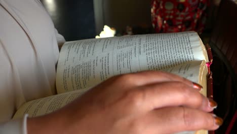 manos de mujer negra sosteniendo la biblia. estudiando la palabra de dios