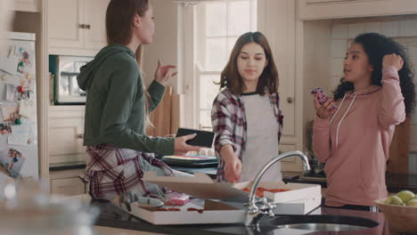 Un-Grupo-De-Chicas-Adolescentes-Comiendo-Pizza-En-La-Cocina-Divirtiéndose-Charlando-Juntas-Compartiendo-El-Estilo-De-Vida-Con-Amigos-Disfrutando-Relajándose-En-Casa