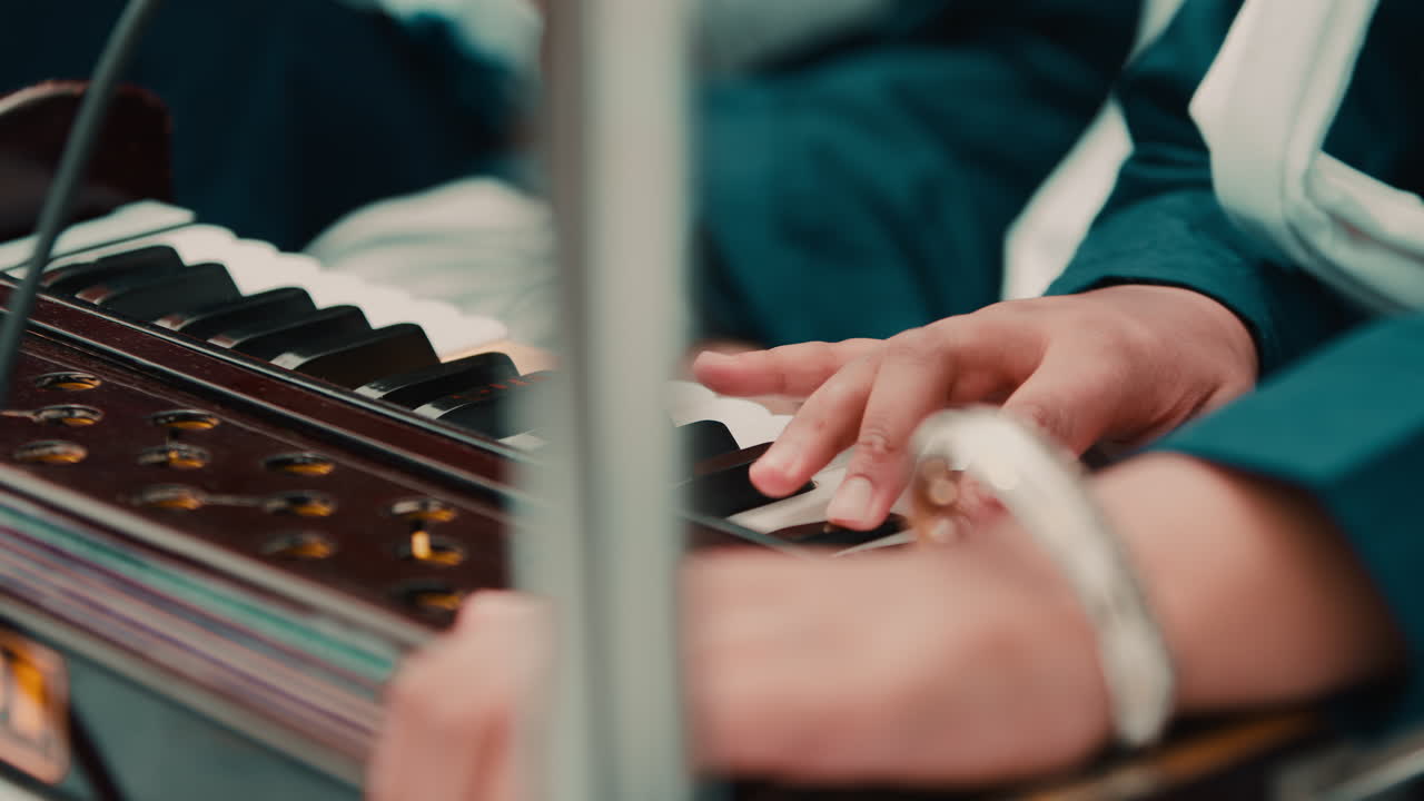 Mani di bambino indiano suonano musica di preghiera sikh con una tastiera harmonium durante il Vaisakhi