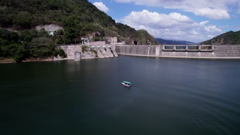 el cajon dam es el centro turístico de honduras para extranjeros.