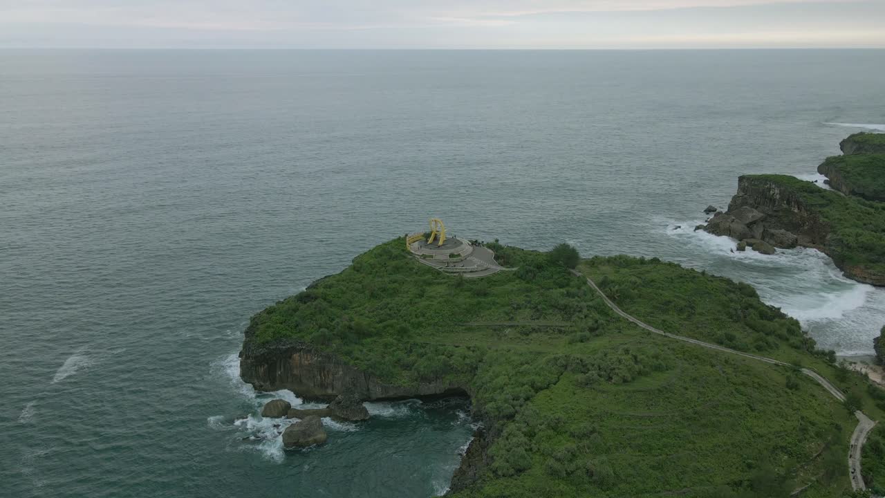 vista de avión no tripulado del monumento de peces en la roca de coral verde