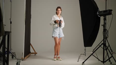 mujer fotógrafa posando en un estudio