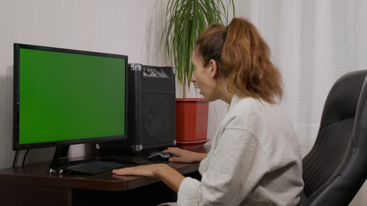 una mujer joven en videoconferencia hablando a distancia por cámara web y riendo usando la aplicación de chat virtual de la computadora en la pantalla del portátil. comunicación de distanciamento social.