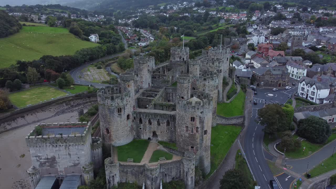 중세 conwy 성 역사적인 벽으로 둘러싸인 시장 마을 공중 하강 전망