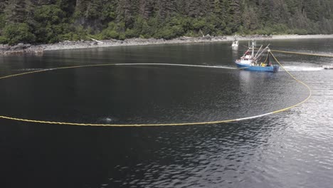 Red-De-Arrastre-De-Arrastre-De-Pesca-En-El-Mar-Con-Peces-Capturados-En-Alaska