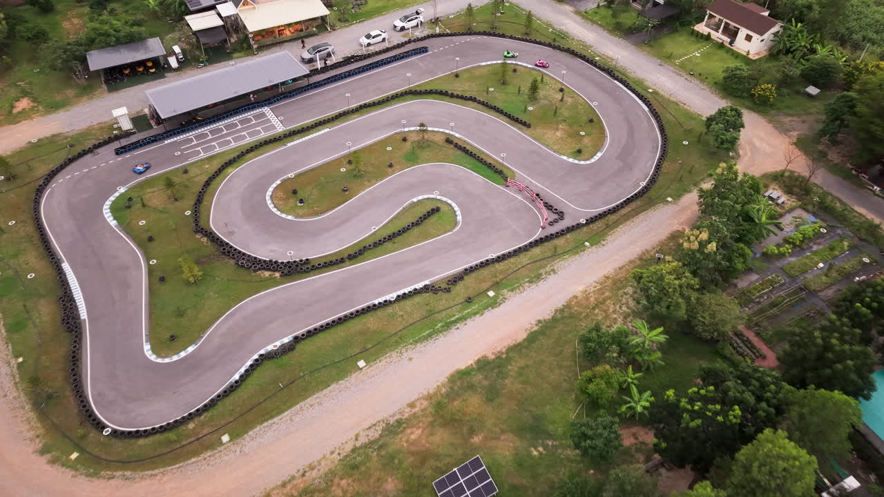 Cinematisk droneavsløringsskudd av en gokartbane i Khao Yai, Thailand – Droneoppstigning, 4K
