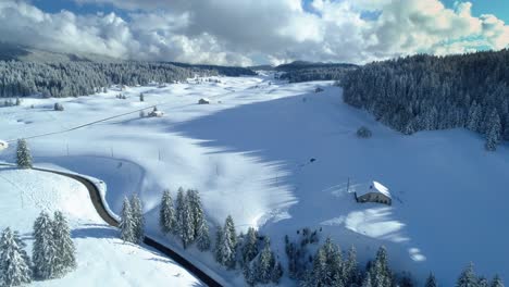 Drohne-Winterbergblick-Auf-Ein-Wunderschönes-Schneebedecktes-Und-Sonniges-Tal